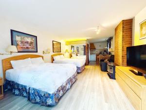 TV a/nebo společenská místnost v ubytování Inntowne Motel