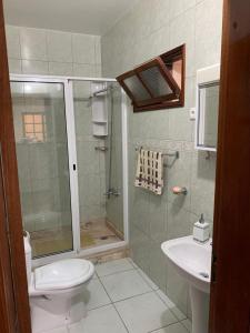 Un baño con ducha, inodoro y lavabo. en Two Bedroom Condo, Mindelo, en Mindelo 11 fotos más