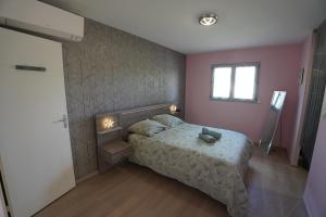 Ένα ή περισσότερα κρεβάτια σε δωμάτιο στο Villa moderne à deux pas de Lyon