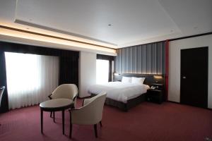 Postel nebo postele na pokoji v ubytování Kobe Seishin Oriental Hotel