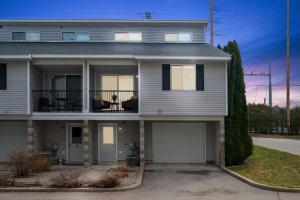 una grande casa con balcone e garage di Japandi, 3BD Townhome Near Downtown, Beach and Wineries a Traverse City