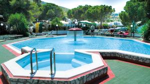 a large swimming pool with a fountain in the middle at Villaggio Turistico Valle Scinni in Peschici