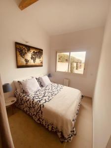 a bedroom with a bed and a window at nouvelle appartement T2 mezzanine et piscine in Valergues