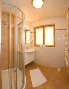 A bathroom at Landhaus Huber