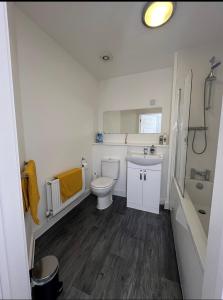 Un baño blanco con inodoro y lavabo. en Home From Home Let, en Stifford