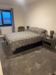 Un dormitorio con una cama y un escritorio y una ventana. en Home From Home Let, en Stifford