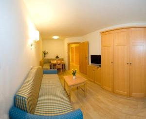 A television and/or entertainment centre at Landhaus Huber