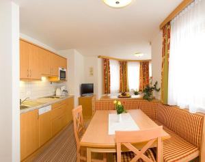 A kitchen or kitchenette at Landhaus Huber