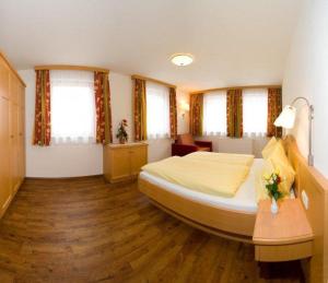 A bed or beds in a room at Landhaus Huber