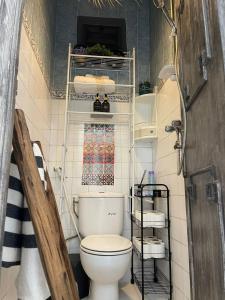 Baño pequeño con aseo y toallas en cristal appart, en Essaouira