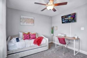 Ένα ή περισσότερα κρεβάτια σε δωμάτιο στο A Taste of Luxe Upscale Condo Near Nashville and Ft Campbell