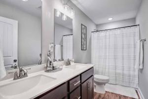 Ένα μπάνιο στο A Taste of Luxe Upscale Condo Near Nashville and Ft Campbell