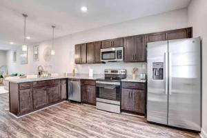 Η κουζίνα ή μικρή κουζίνα στο A Taste of Luxe Upscale Condo Near Nashville and Ft Campbell