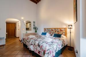 A bed or beds in a room at Florence Old Town David's Flat