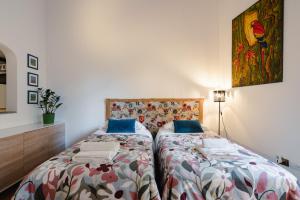 A bed or beds in a room at Florence Old Town David's Flat