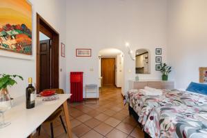 A bed or beds in a room at Florence Old Town David's Flat