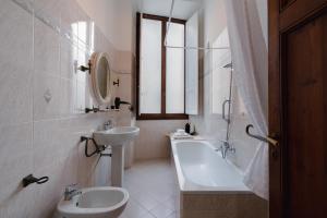 A bathroom at Florence Old Town David's Flat Még 22 kép