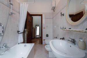 A bathroom at Florence Old Town David's Flat
