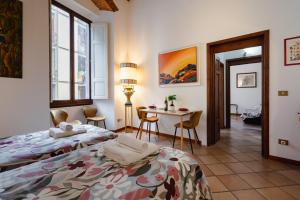 A bed or beds in a room at Florence Old Town David's Flat