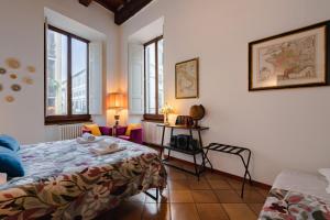 A bed or beds in a room at Florence Old Town David's Flat