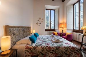 A bed or beds in a room at Florence Old Town David's Flat