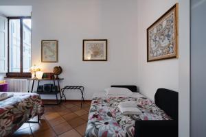 A bed or beds in a room at Florence Old Town David's Flat