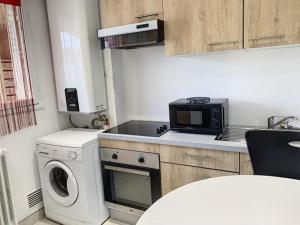 Η κουζίνα ή μικρή κουζίνα στο Superbe Chambre ParentaleDouche Privée et WC Privés, Wifi, Cuisine Intégrée +20 φωτογραφίες