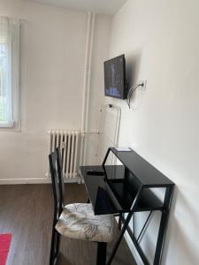 Μια τηλεόραση ή/και κέντρο ψυχαγωγίας στο Superbe Chambre ParentaleDouche Privée et WC Privés, Wifi, Cuisine Intégrée