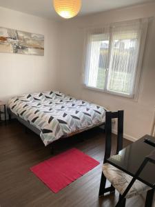 Ένα ή περισσότερα κρεβάτια σε δωμάτιο στο Superbe Chambre ParentaleDouche Privée et WC Privés, Wifi, Cuisine Intégrée