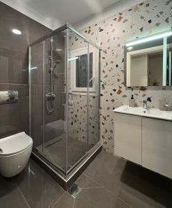 ein Badezimmer mit Dusche, Toilette und Waschbecken in der Unterkunft Casa Doro A5 in Larisa