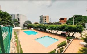 - une vue de tête sur deux piscines situées dans un bâtiment dans l'établissement Beautiful oasis of peace in the heart of Pradomar!, à Puerto Colombia