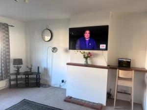 TV a/nebo společenská místnost v ubytování Delightful-Ipswich Suffolk-4 Bed-SelfCatering-Contractor-Parking-Wifi