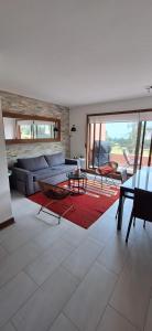 a living room with a couch and a table at Departamento un dormitorio en Santa Augusta in Quintay