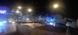 une ville la nuit avec des lumières de rue et un skatepark dans l'établissement The Trizit, à Taghazout