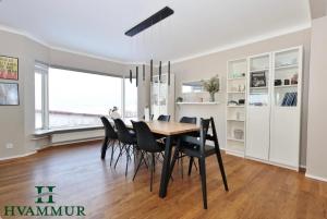 胡萨维克Álfhóll 4 house in Húsavík with oceanview的有桌子和椅子的餐厅