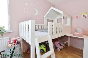 胡萨维克Álfhóll 4 house in Húsavík with oceanview的儿童间内的一张白色双层床
