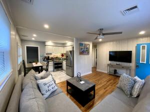 ein Wohnzimmer mit Sofa und Tisch in der Unterkunft Cape Bay Cottage in Cape May