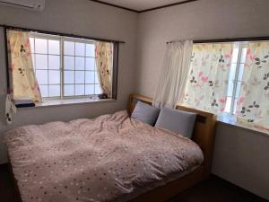 京都市にある山科站 金閣のベッドと2つの窓がある寝室