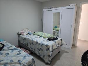 En eller flere senge i et værelse på Apartamento Beira Mar 3 Suites + 7 billeder