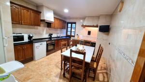A kitchen or kitchenette at Casa Rural Betraunea