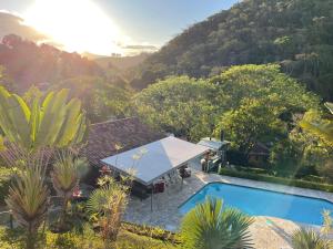 Swimmingpoolen hos eller tæt på CASA com piscina em ITAIPAVA RJ, no Condomínio Vale da Boa Esperança