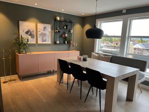 ein Esszimmer mit einem Tisch und einigen Stühlen in der Unterkunft Enebolig til utleie in Trondheim + 7 Fotos
