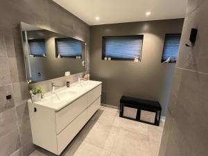 ein Badezimmer mit Waschbecken und Spiegel in der Unterkunft Enebolig til utleie in Trondheim