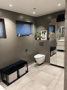 ein Badezimmer mit Toilette und Fenster in der Unterkunft Enebolig til utleie in Trondheim
