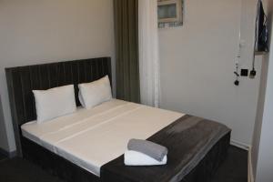 Future Inn Hotel Nizami street客房内的一张或多张床位