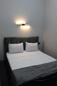 Future Inn Hotel Nizami street客房内的一张或多张床位