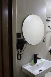 Future Inn Hotel Nizami street的一间浴室