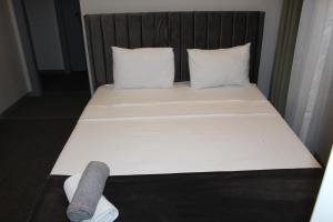 Future Inn Hotel Nizami street客房内的一张或多张床位