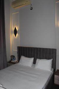 Future Inn Hotel Nizami street客房内的一张或多张床位