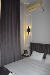 Future Inn Hotel Nizami street客房内的一张或多张床位